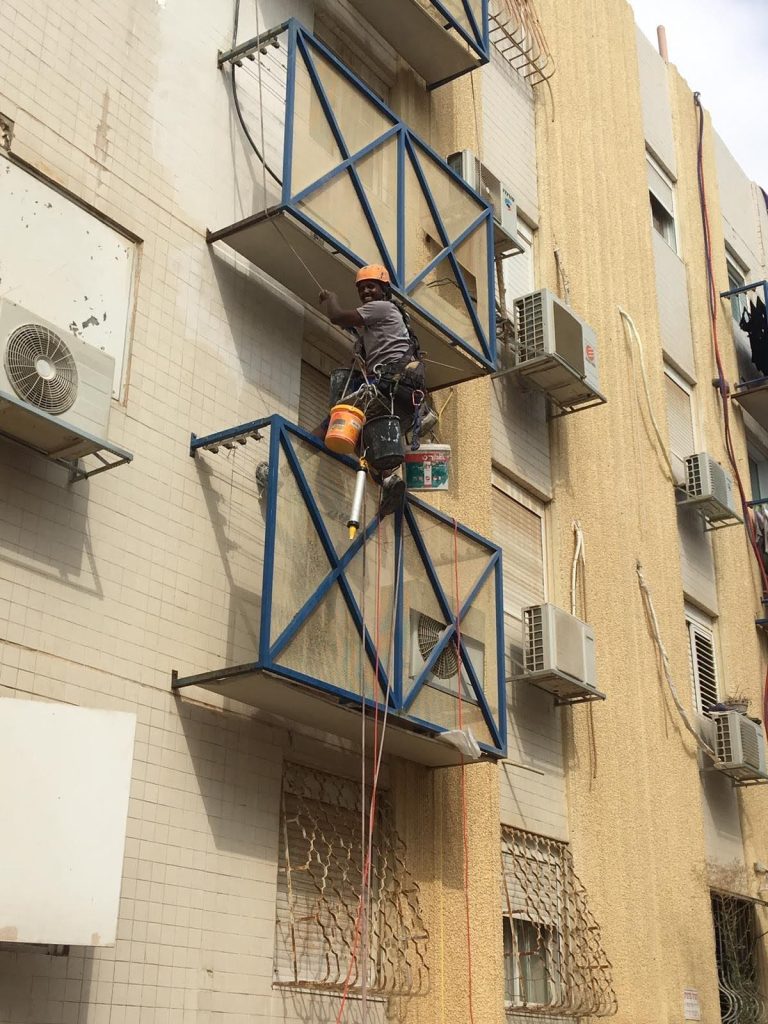 איטום נזילות בקיר חיצוני בגובה