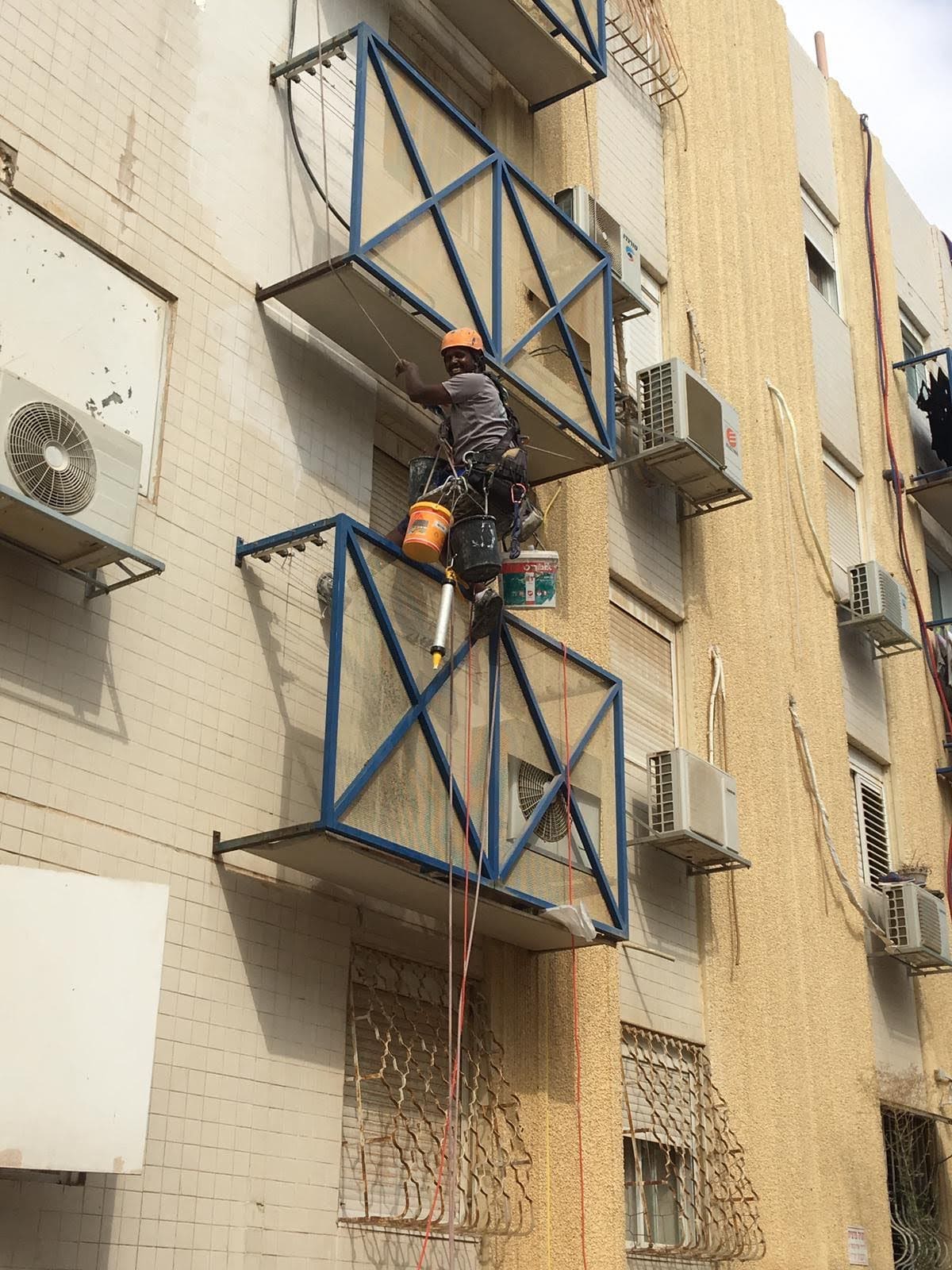 איטום נזילות בקיר חיצוני בגובה