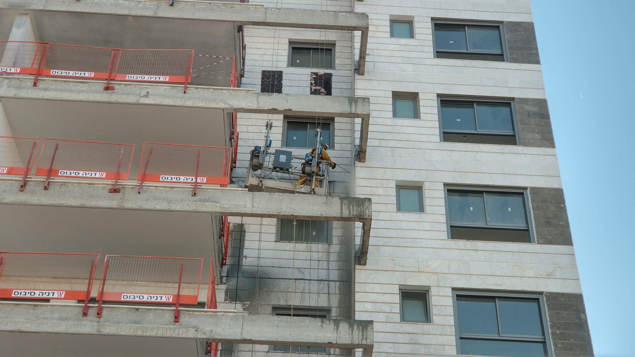 פרויקט דניה סיבוס שרונים - ניקוי מעטפת בניין בלחץ מים 2