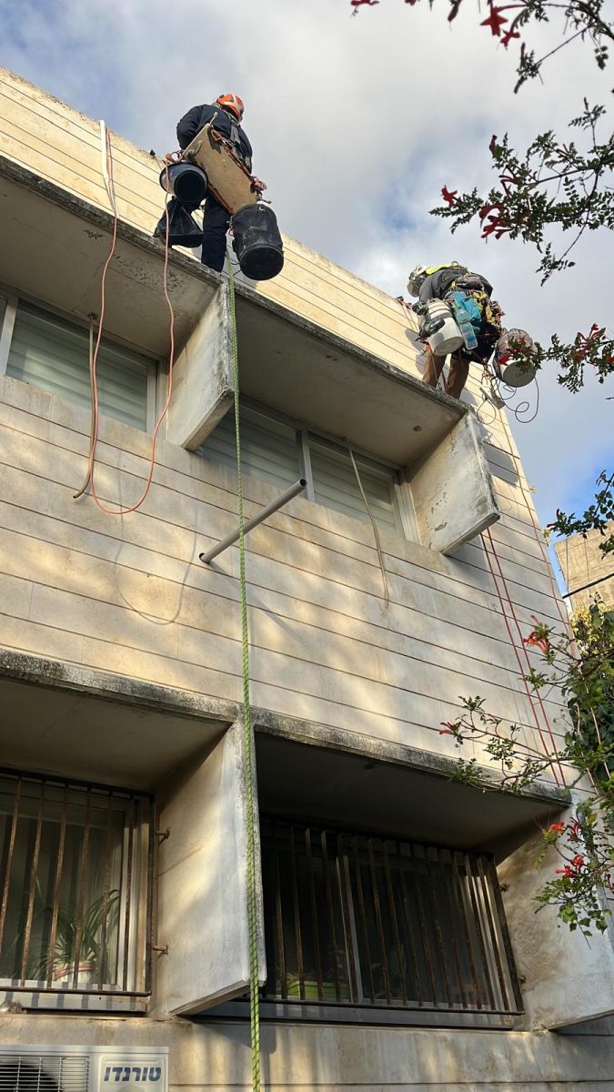 איש סנפלינג עושה סילר לקיר