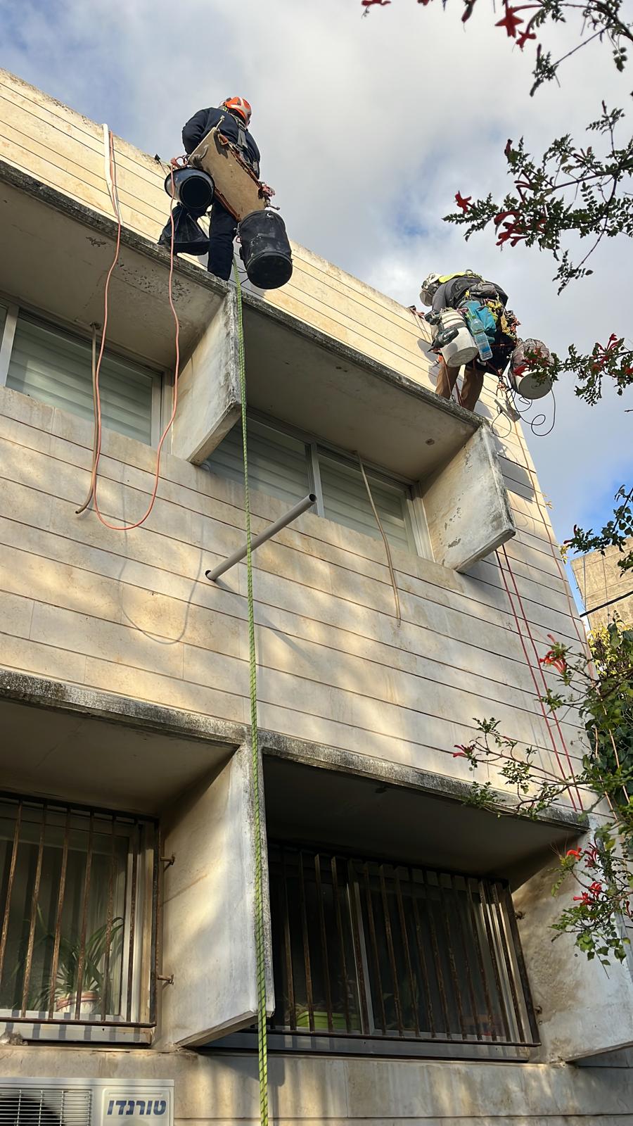 איש סנפלינג עושה סילר לקיר