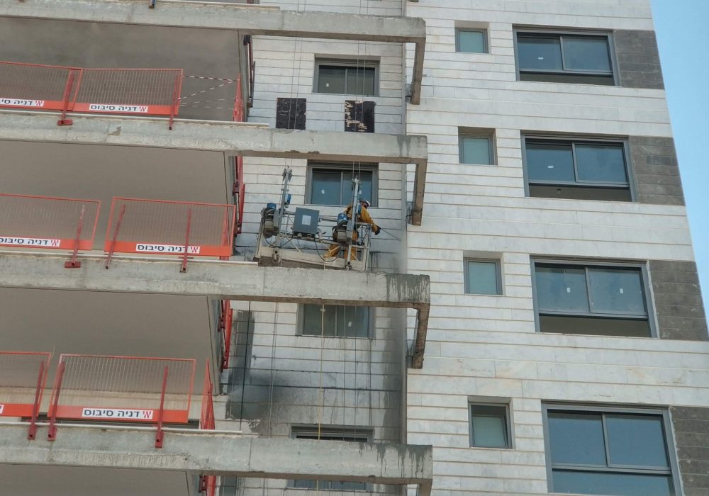 פרויקט דניה סיבוס שרונים - ניקוי מעטפת בניין בלחץ מים 2