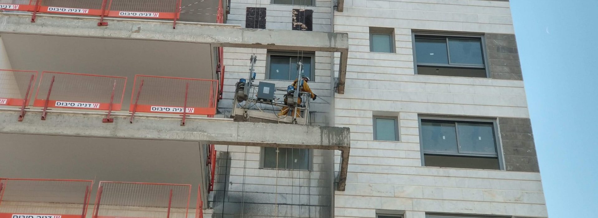 פרויקט דניה סיבוס שרונים - ניקוי מעטפת בניין בלחץ מים 2